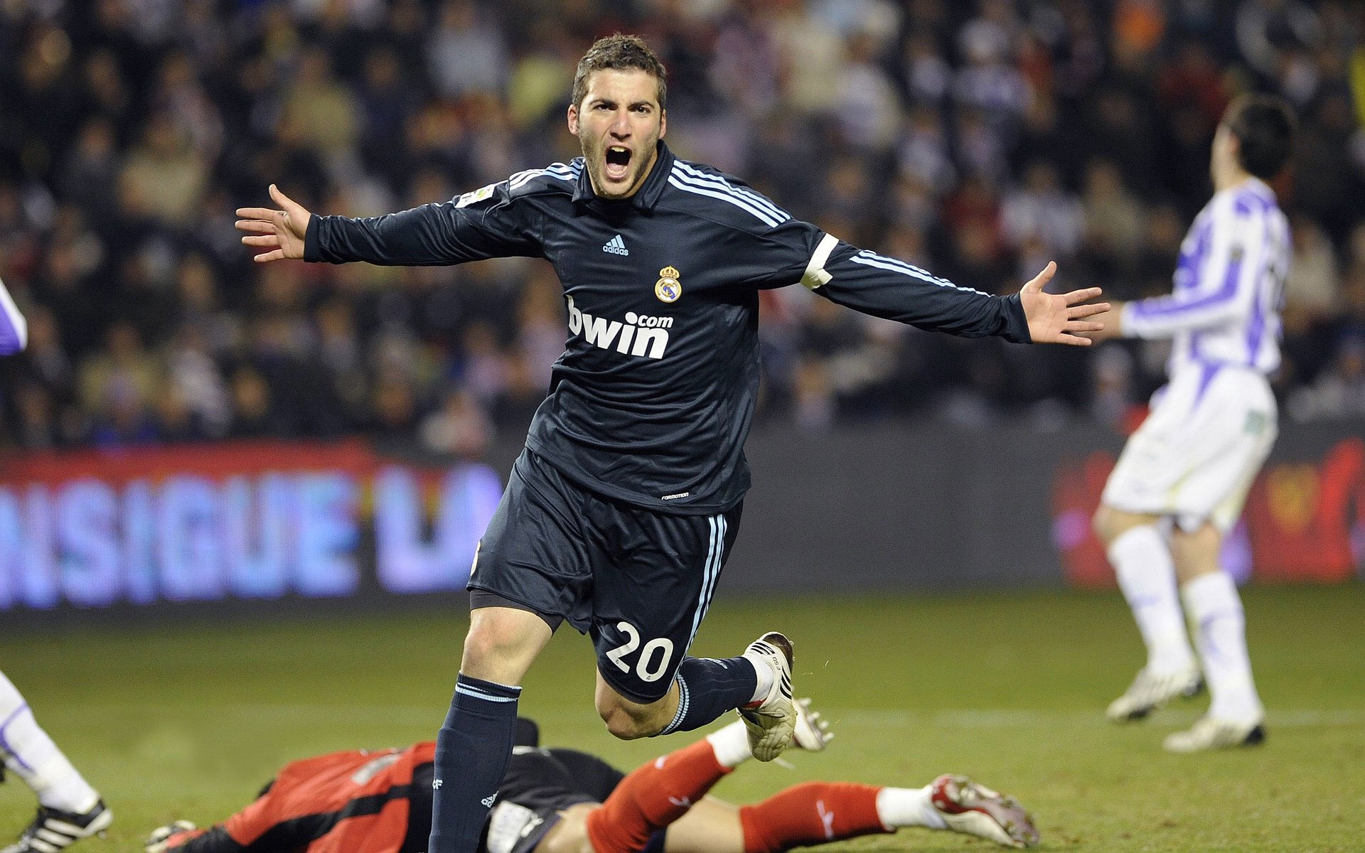 九游娱乐官网 (JIUYOU)-基：全黑队后防线的重要支柱，防守反应速度极快